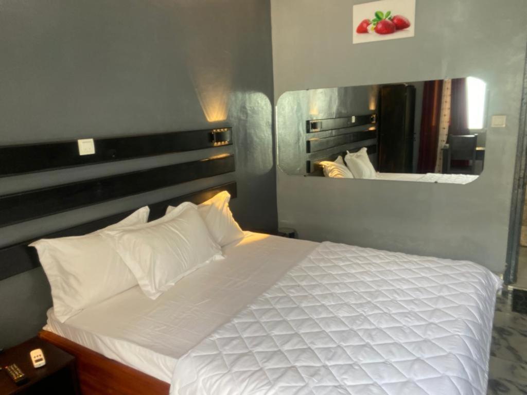 Sunrise Center Bonapriso 111 Hotel ดูอาลา ภายนอก รูปภาพ