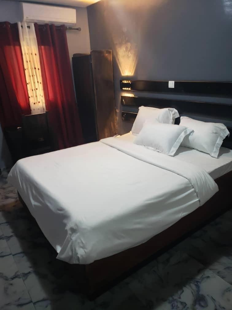 Sunrise Center Bonapriso 111 Hotel ดูอาลา ภายนอก รูปภาพ